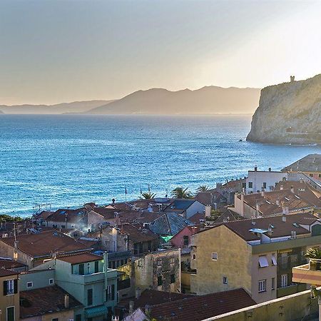 Hotel Deutsche Familien Finale Ligure Exteriör bild