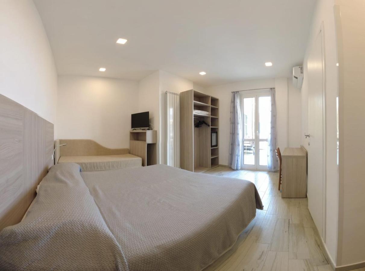 Hotel Deutsche Familien Finale Ligure Exteriör bild