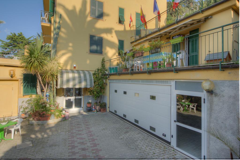 Hotel Deutsche Familien Finale Ligure Exteriör bild