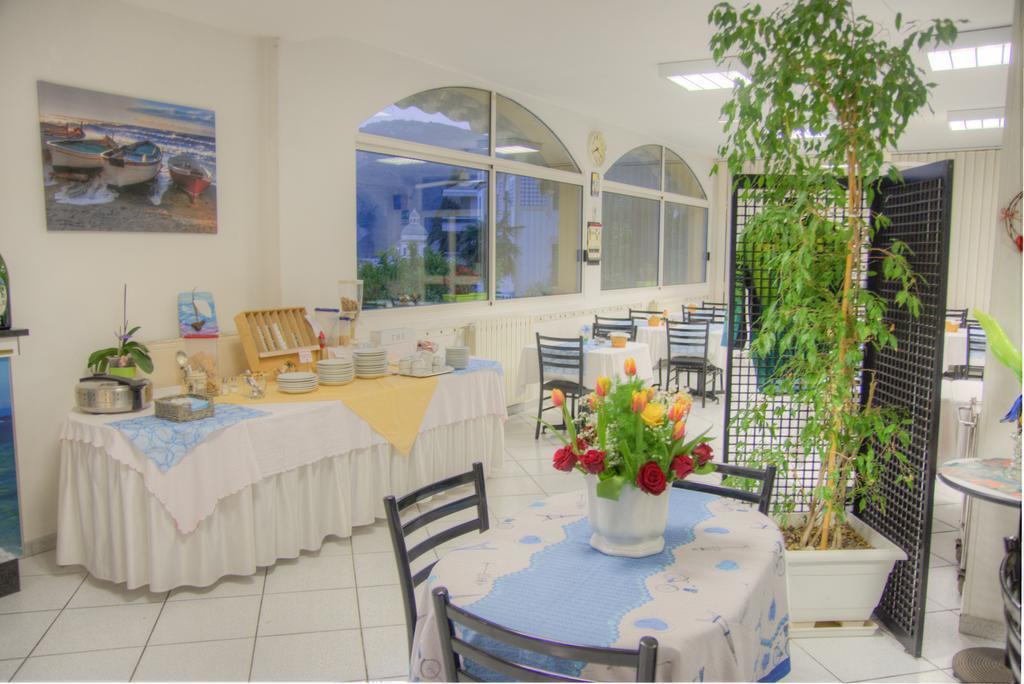 Hotel Deutsche Familien Finale Ligure Exteriör bild