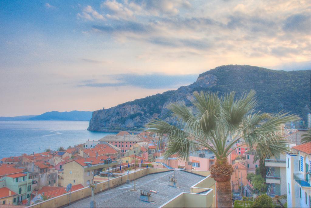 Hotel Deutsche Familien Finale Ligure Exteriör bild