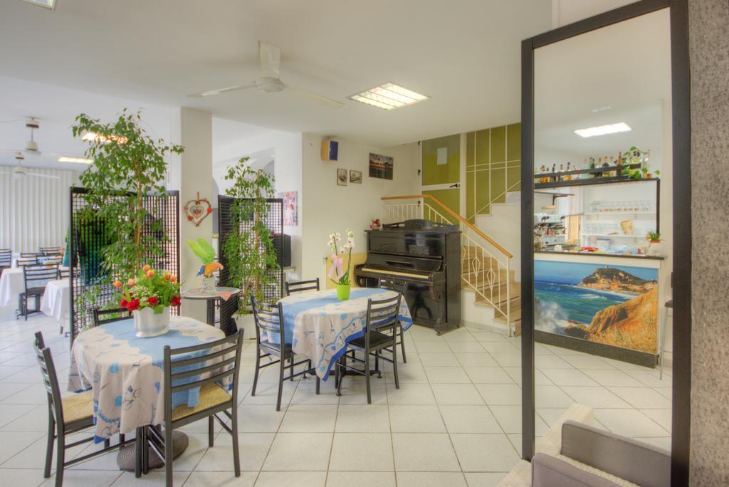 Hotel Deutsche Familien Finale Ligure Exteriör bild