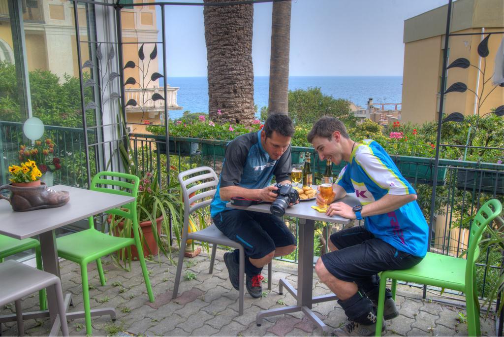Hotel Deutsche Familien Finale Ligure Exteriör bild