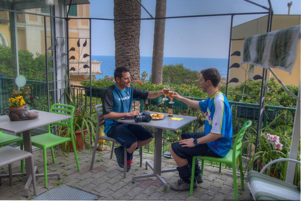 Hotel Deutsche Familien Finale Ligure Exteriör bild