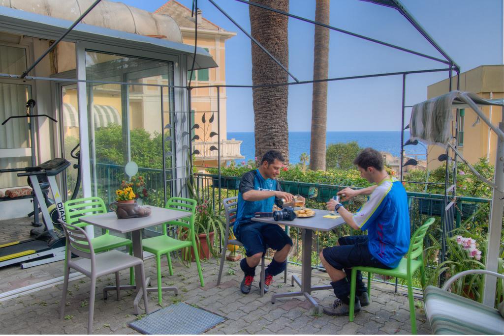 Hotel Deutsche Familien Finale Ligure Exteriör bild