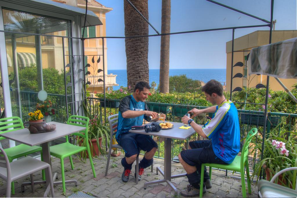 Hotel Deutsche Familien Finale Ligure Exteriör bild