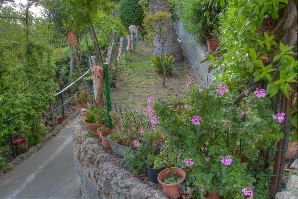 Hotel Deutsche Familien Finale Ligure Exteriör bild