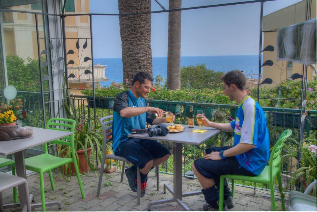 Hotel Deutsche Familien Finale Ligure Exteriör bild