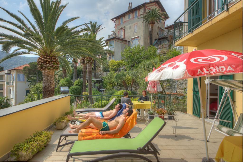 Hotel Deutsche Familien Finale Ligure Exteriör bild