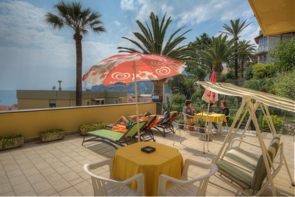 Hotel Deutsche Familien Finale Ligure Exteriör bild