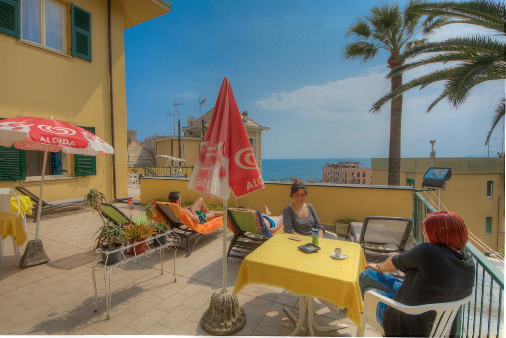 Hotel Deutsche Familien Finale Ligure Exteriör bild