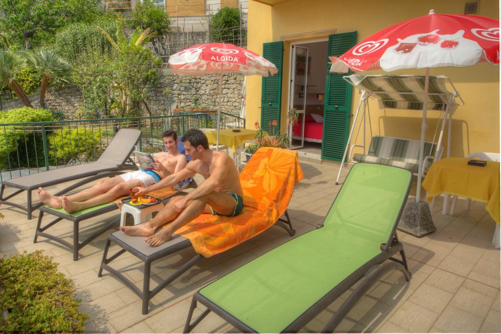 Hotel Deutsche Familien Finale Ligure Exteriör bild