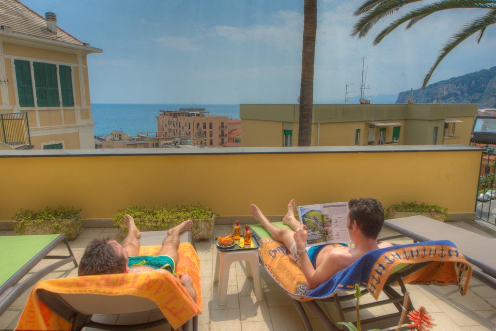 Hotel Deutsche Familien Finale Ligure Exteriör bild