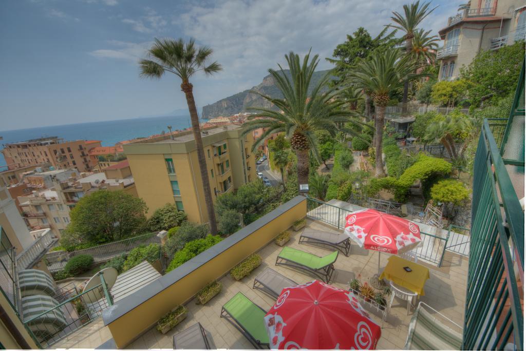 Hotel Deutsche Familien Finale Ligure Exteriör bild