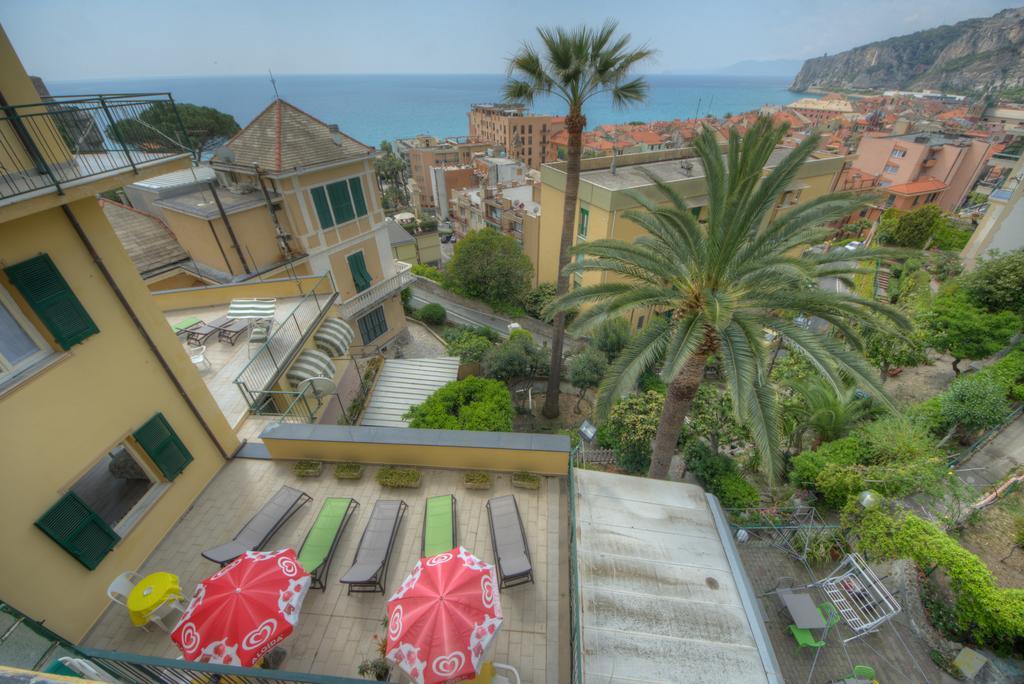 Hotel Deutsche Familien Finale Ligure Exteriör bild