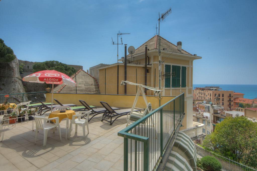 Hotel Deutsche Familien Finale Ligure Exteriör bild