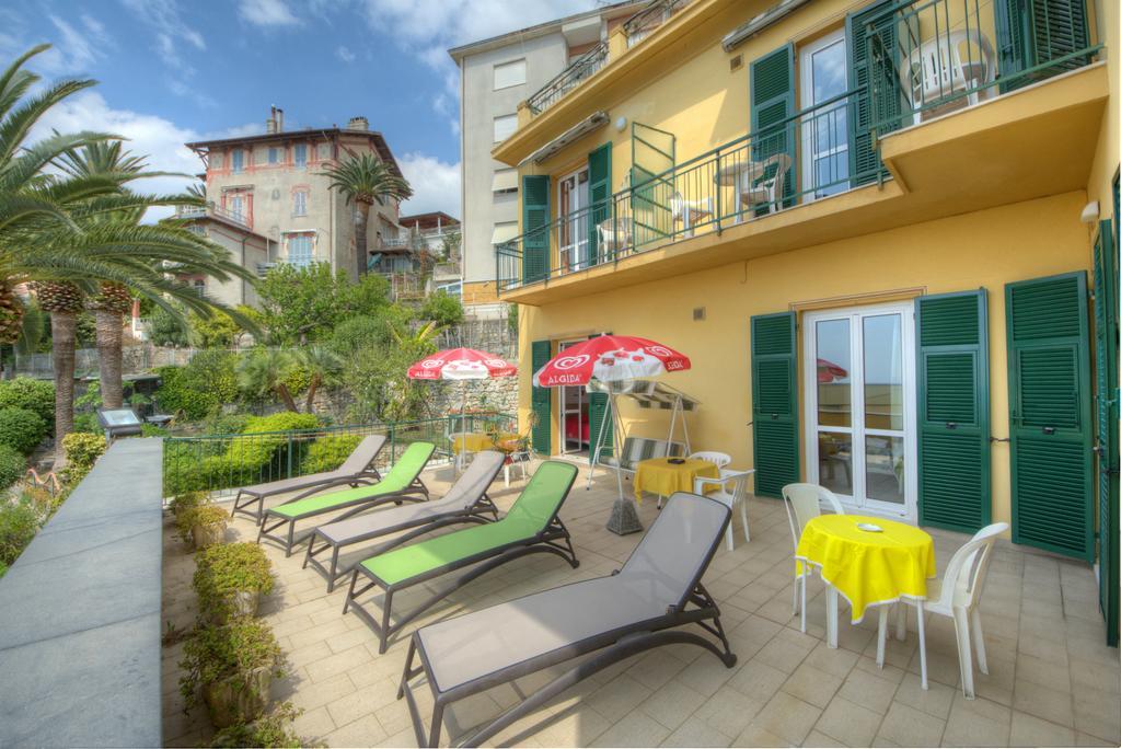Hotel Deutsche Familien Finale Ligure Exteriör bild