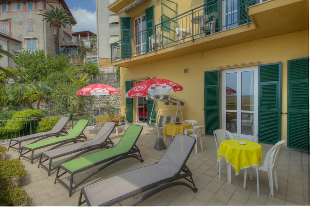Hotel Deutsche Familien Finale Ligure Exteriör bild