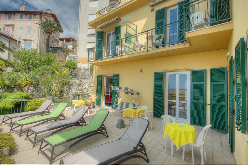 Hotel Deutsche Familien Finale Ligure Exteriör bild
