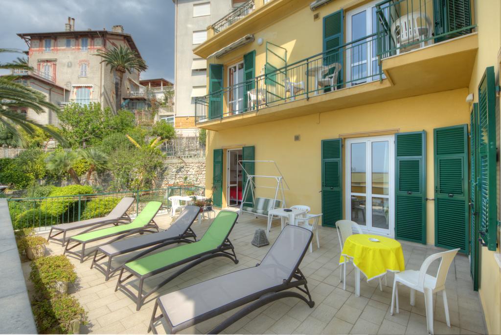 Hotel Deutsche Familien Finale Ligure Exteriör bild