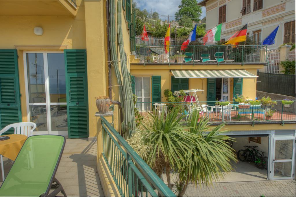 Hotel Deutsche Familien Finale Ligure Exteriör bild