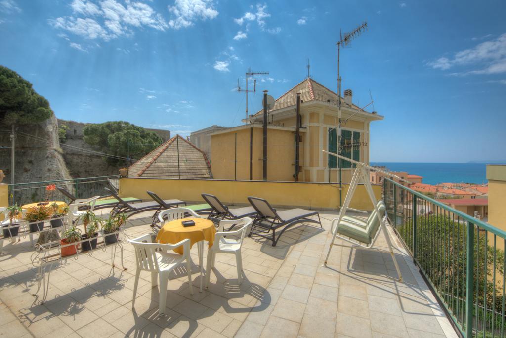 Hotel Deutsche Familien Finale Ligure Exteriör bild