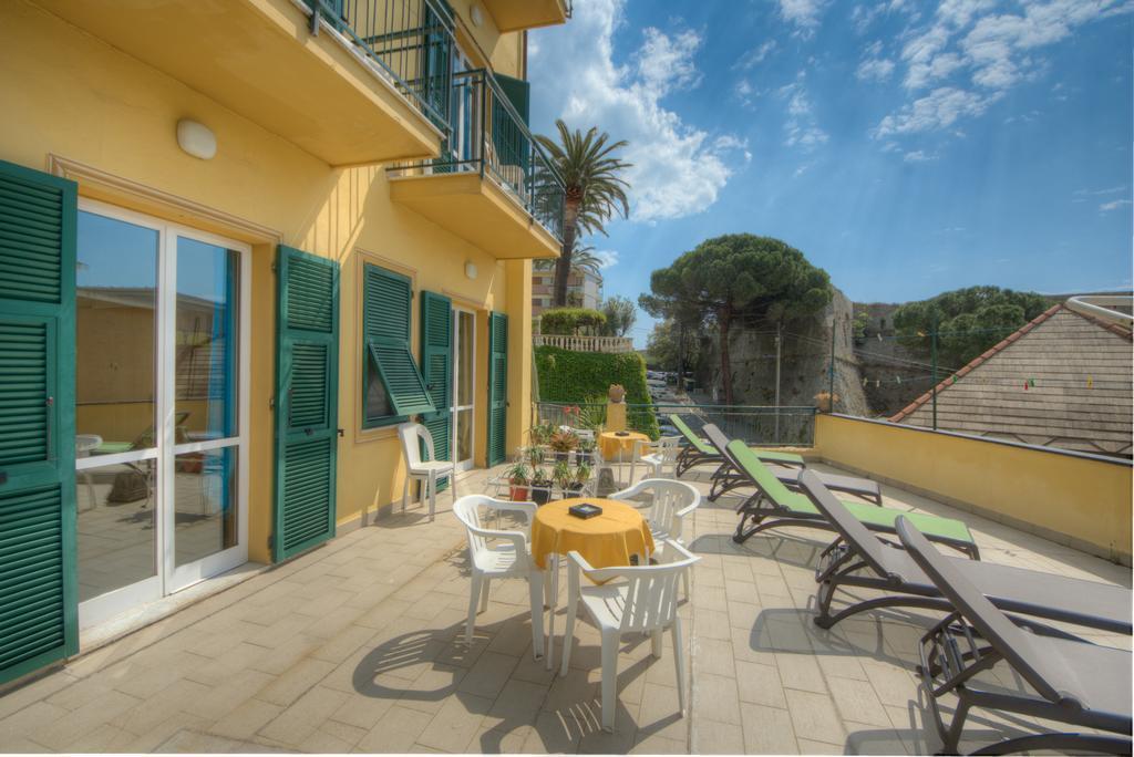 Hotel Deutsche Familien Finale Ligure Exteriör bild