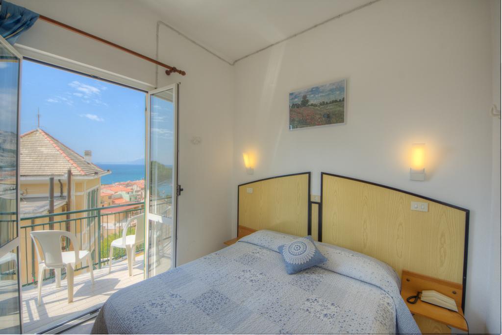 Hotel Deutsche Familien Finale Ligure Exteriör bild