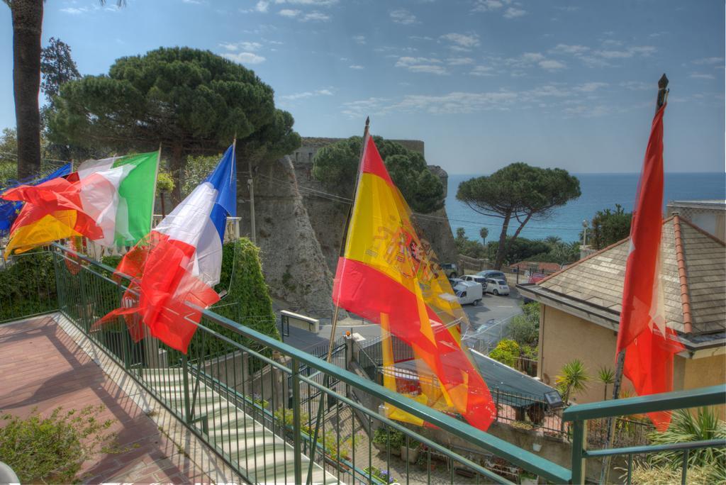 Hotel Deutsche Familien Finale Ligure Exteriör bild
