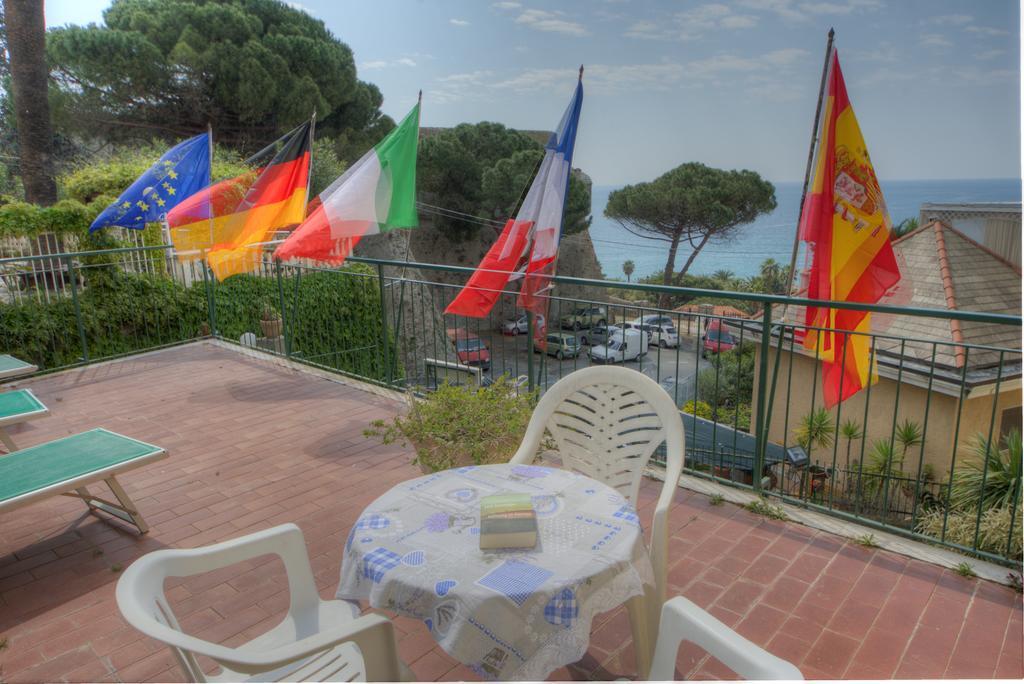 Hotel Deutsche Familien Finale Ligure Exteriör bild