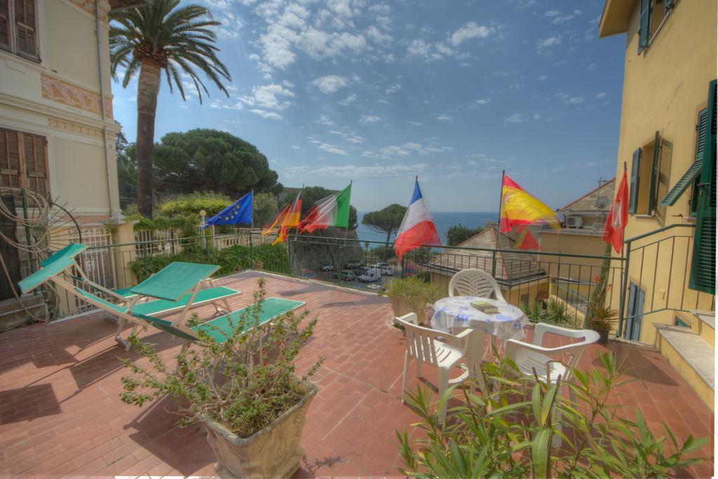 Hotel Deutsche Familien Finale Ligure Exteriör bild
