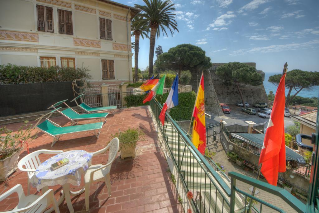 Hotel Deutsche Familien Finale Ligure Exteriör bild