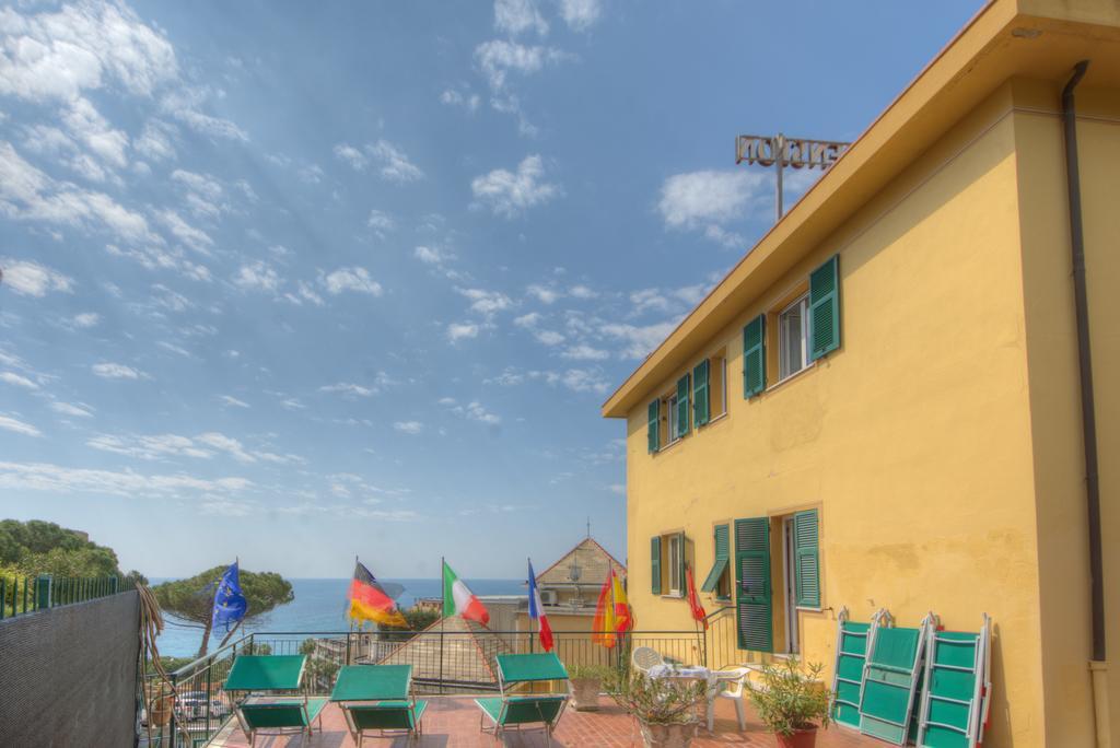Hotel Deutsche Familien Finale Ligure Exteriör bild