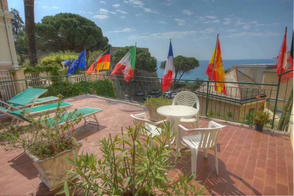 Hotel Deutsche Familien Finale Ligure Exteriör bild