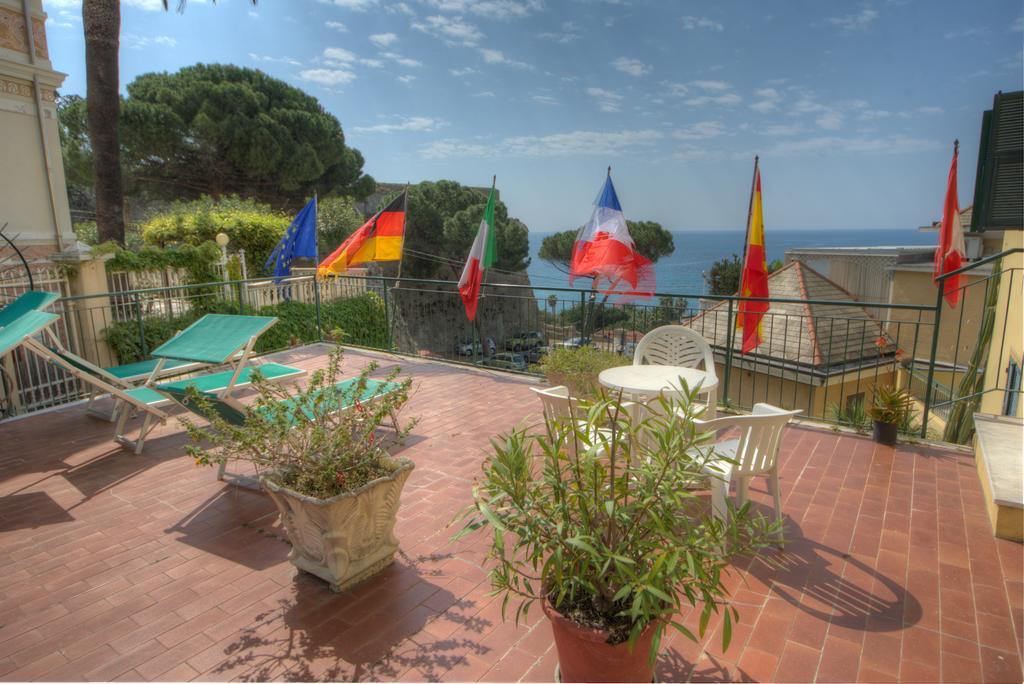 Hotel Deutsche Familien Finale Ligure Exteriör bild