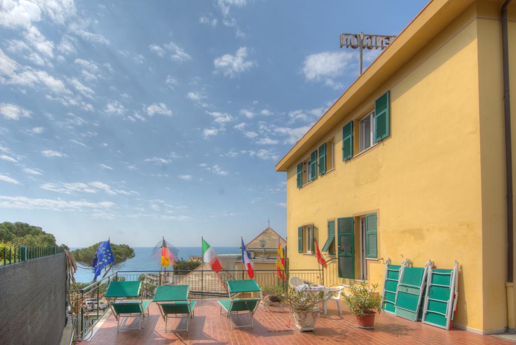 Hotel Deutsche Familien Finale Ligure Exteriör bild