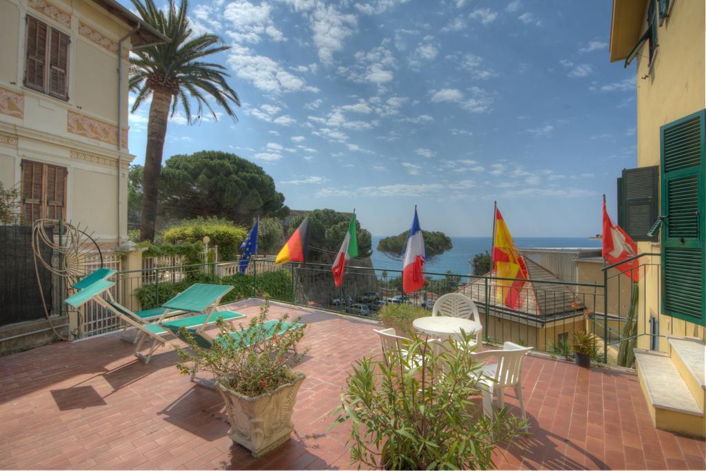 Hotel Deutsche Familien Finale Ligure Exteriör bild