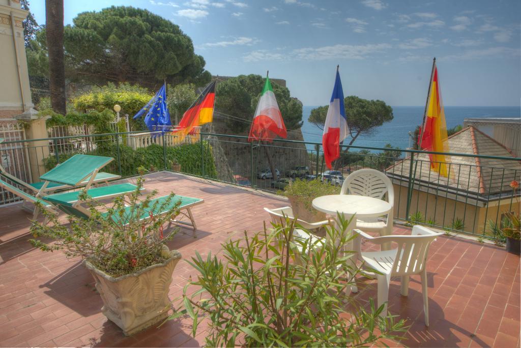 Hotel Deutsche Familien Finale Ligure Exteriör bild