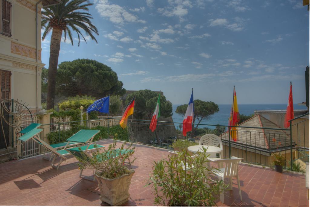 Hotel Deutsche Familien Finale Ligure Exteriör bild