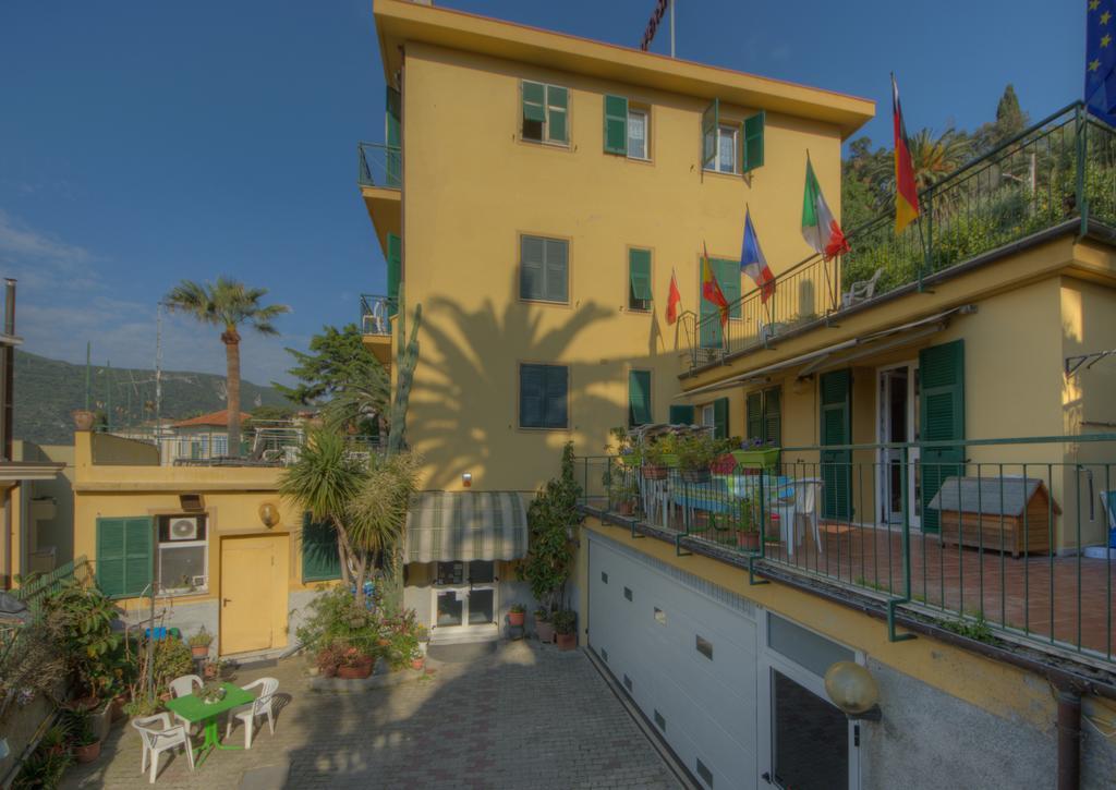 Hotel Deutsche Familien Finale Ligure Exteriör bild