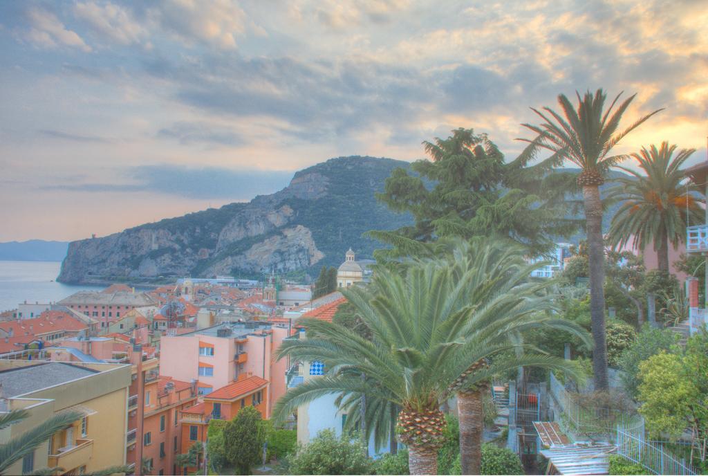 Hotel Deutsche Familien Finale Ligure Exteriör bild