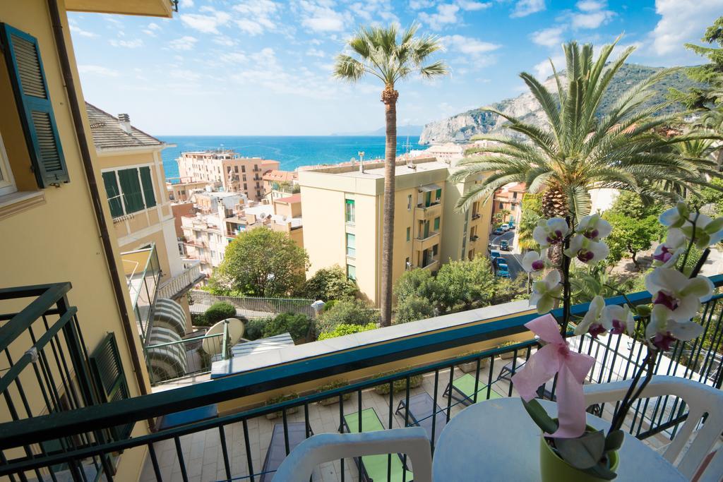 Hotel Deutsche Familien Finale Ligure Exteriör bild