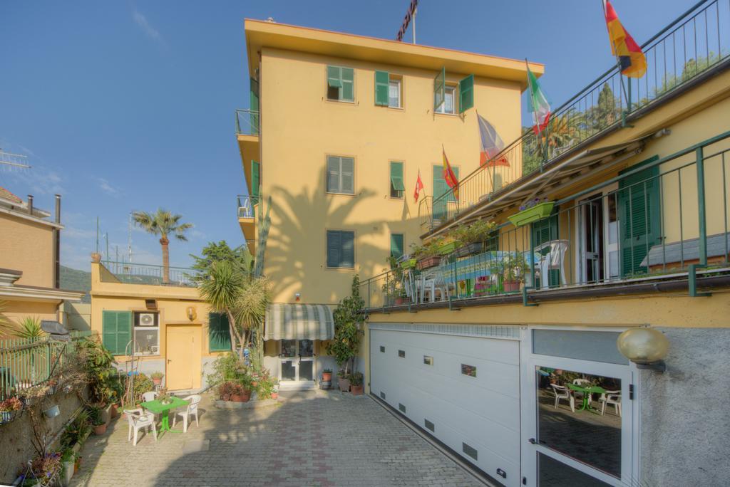 Hotel Deutsche Familien Finale Ligure Exteriör bild