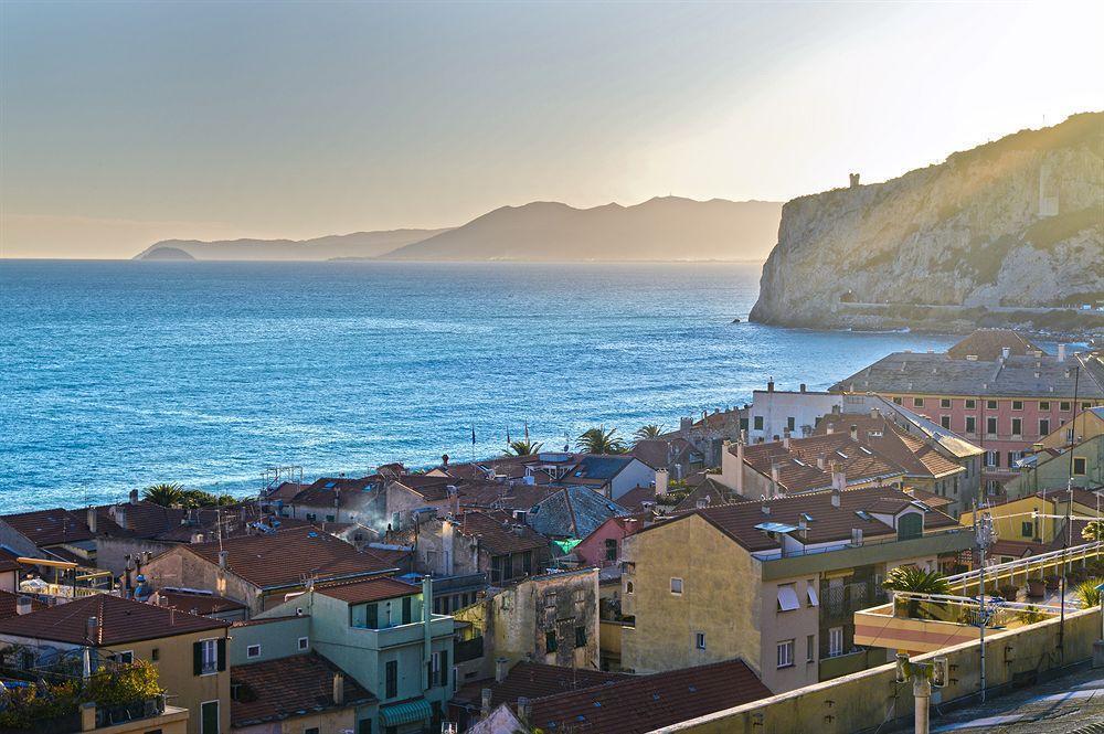 Hotel Deutsche Familien Finale Ligure Exteriör bild