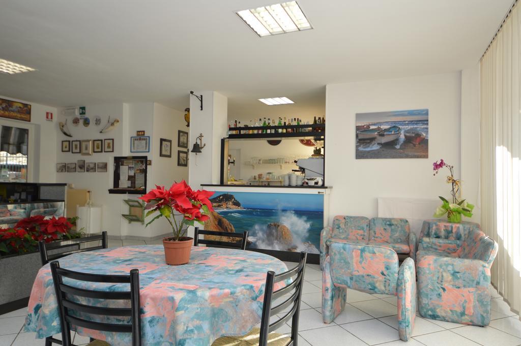 Hotel Deutsche Familien Finale Ligure Exteriör bild